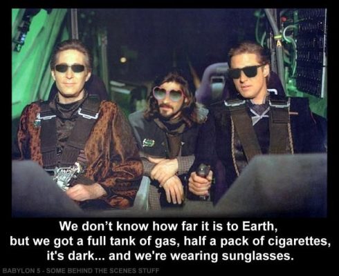 Es ist dunkel und wir tragen Sonnenbrillen